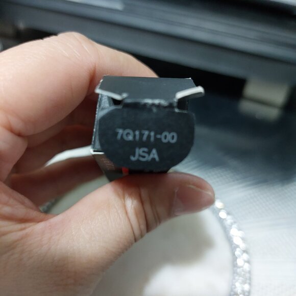 Shiseido Modern Matte Powder Lipstick Full Coverage Poppy 105 Lasting Color - Picture 5 of 8